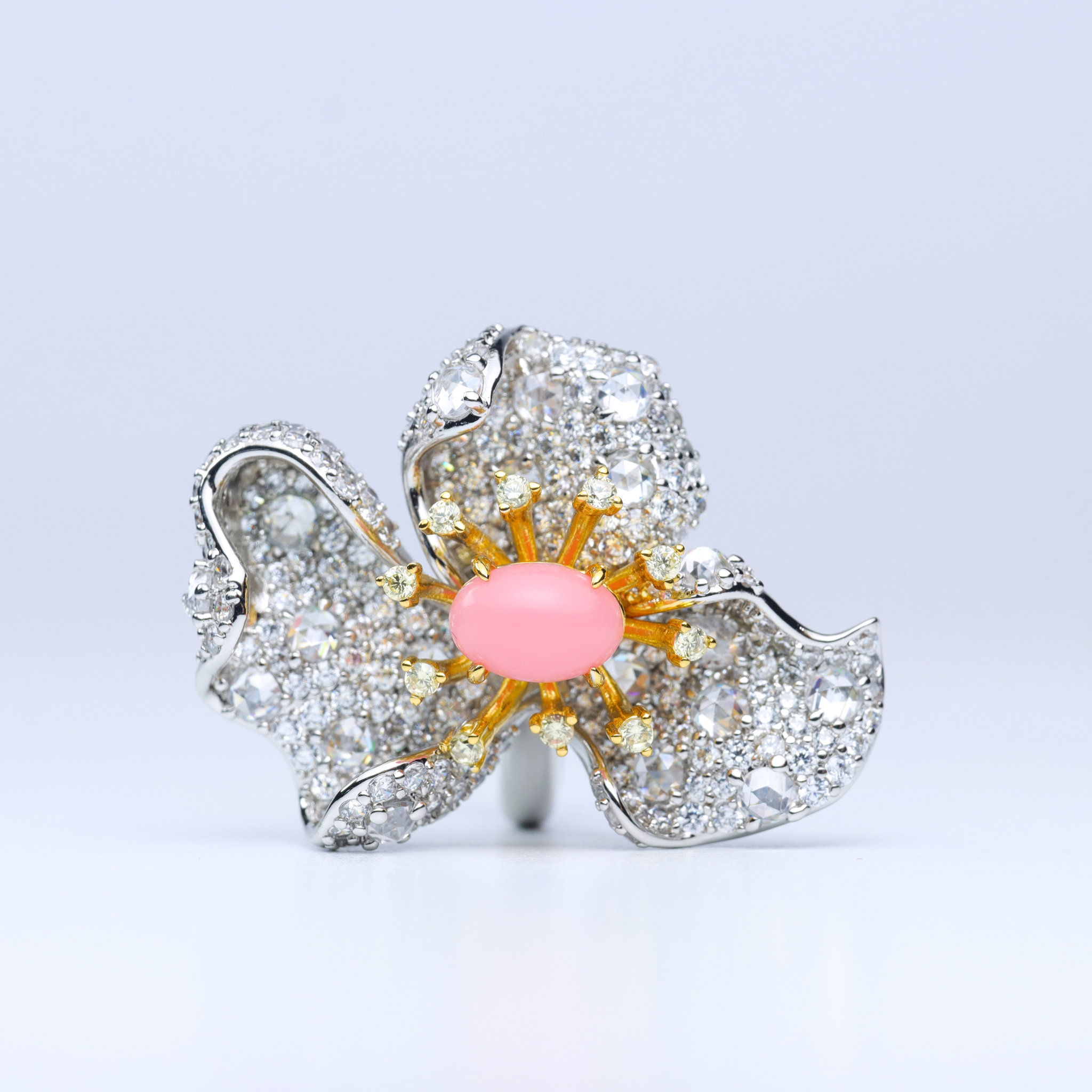 Picture of 18K Gold Plated Flower Ring with Conch Pearl – US Size 5–10